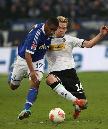 Schalke's striker Jefferson Farfan (L) and Moenchengladbach's midfielder Thorben Marx fight for the ball